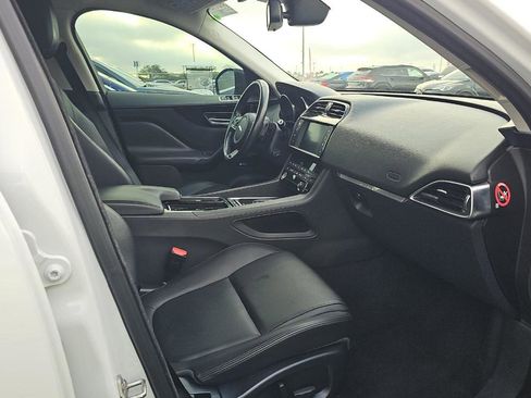 Used 2018 Jaguar F-PACE Premium image 9