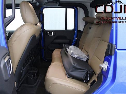 Used 2023 Jeep Gladiator Rubicon w/ Cold Weather Group image 19