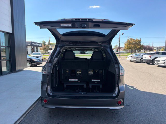 Used 2017 Toyota Sienna SE Premium FWD image 7