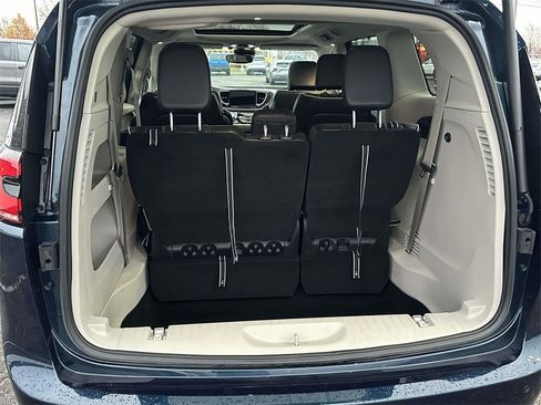 Used 2023 Chrysler Pacifica Limited image 11