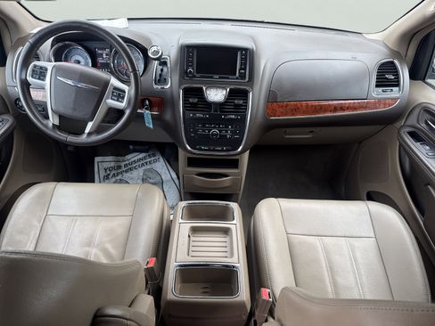 Used 2016 Chrysler Town & Country Touring image 14