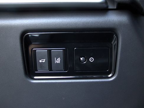 Used 2018 Jaguar F-PACE Premium image 22