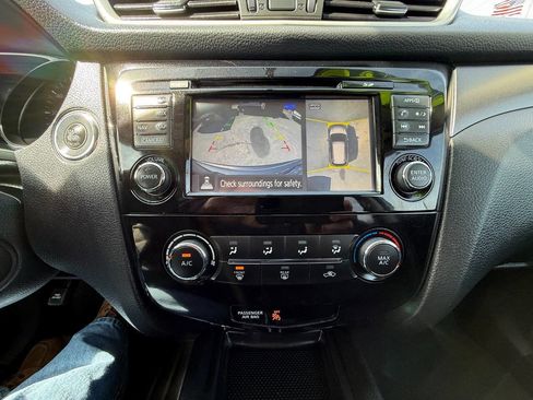 Used 2016 Nissan Rogue SV image 19