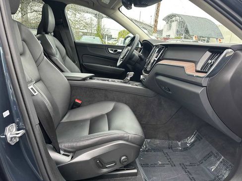 Used 2021 Volvo XC60 T5 Momentum w/ Advanced Package image 10