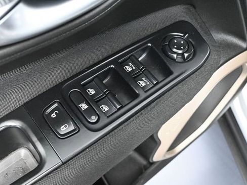Used 2017 Jeep Renegade Latitude w/ Cold Weather Group AWD/4WD image 19