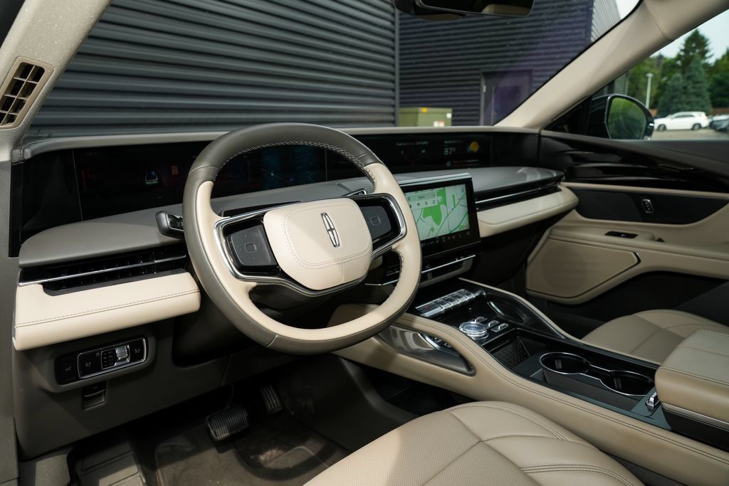 Used 2025 Lincoln Nautilus Premier AWD/4WD image 4