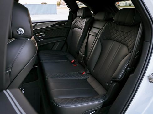 Used 2019 Bentley Bentayga image 34
