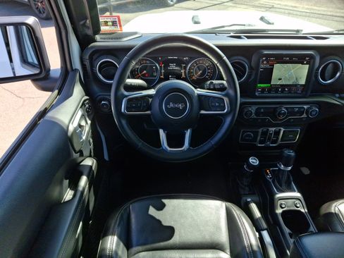 Used 2018 Jeep Wrangler Unlimited Sahara image 11