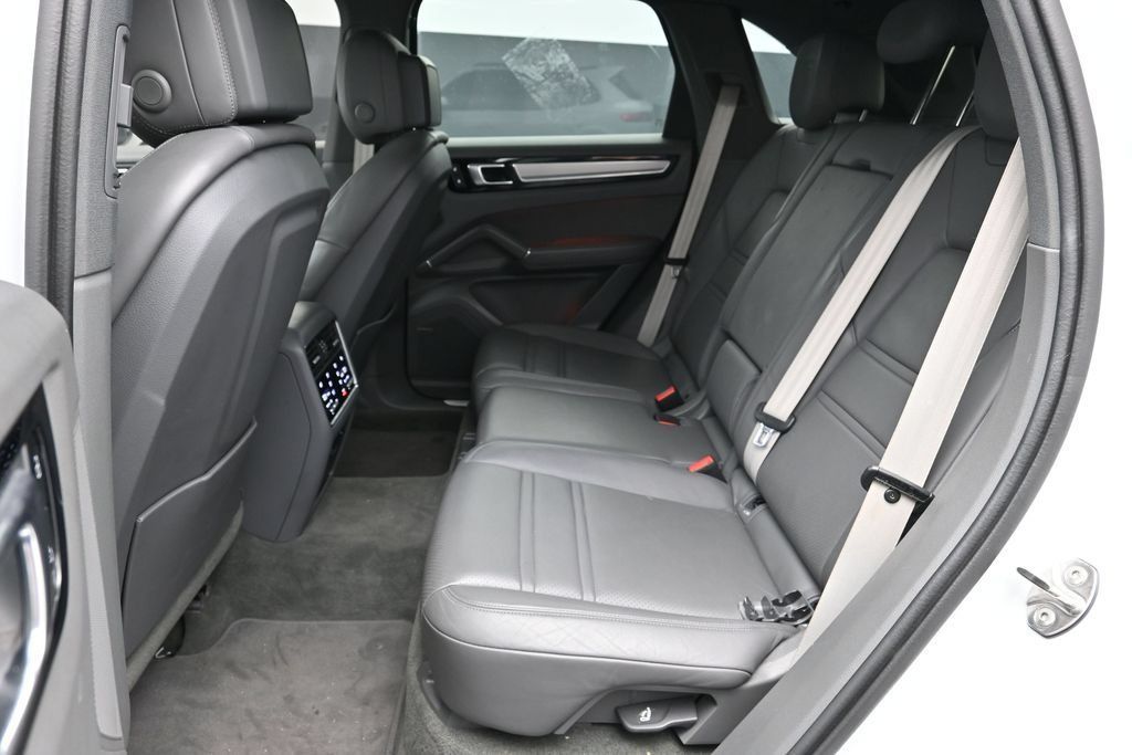 Certified 2023 Porsche Cayenne Platinum Edition AWD/4WD image 17