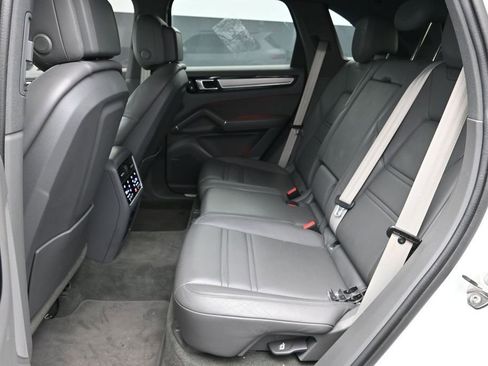 Certified 2023 Porsche Cayenne Platinum Edition AWD/4WD image 17