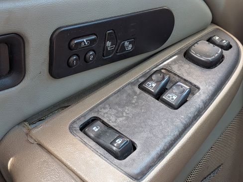 Used 2006 Chevrolet Silverado 3500 LT w/ Onstar Plus Package AWD/4WD image 21
