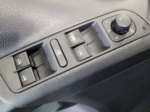 Used 2015 Volkswagen Tiguan S image 27