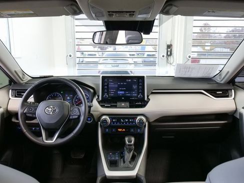 Used 2021 Toyota RAV4 XLE Premium image 17