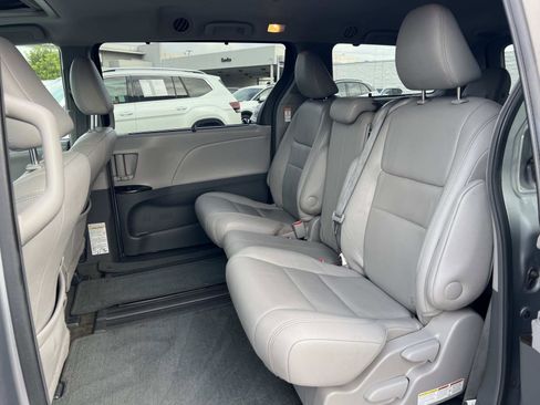 Used 2017 Toyota Sienna XLE w/ XLE Navigation Package image 21