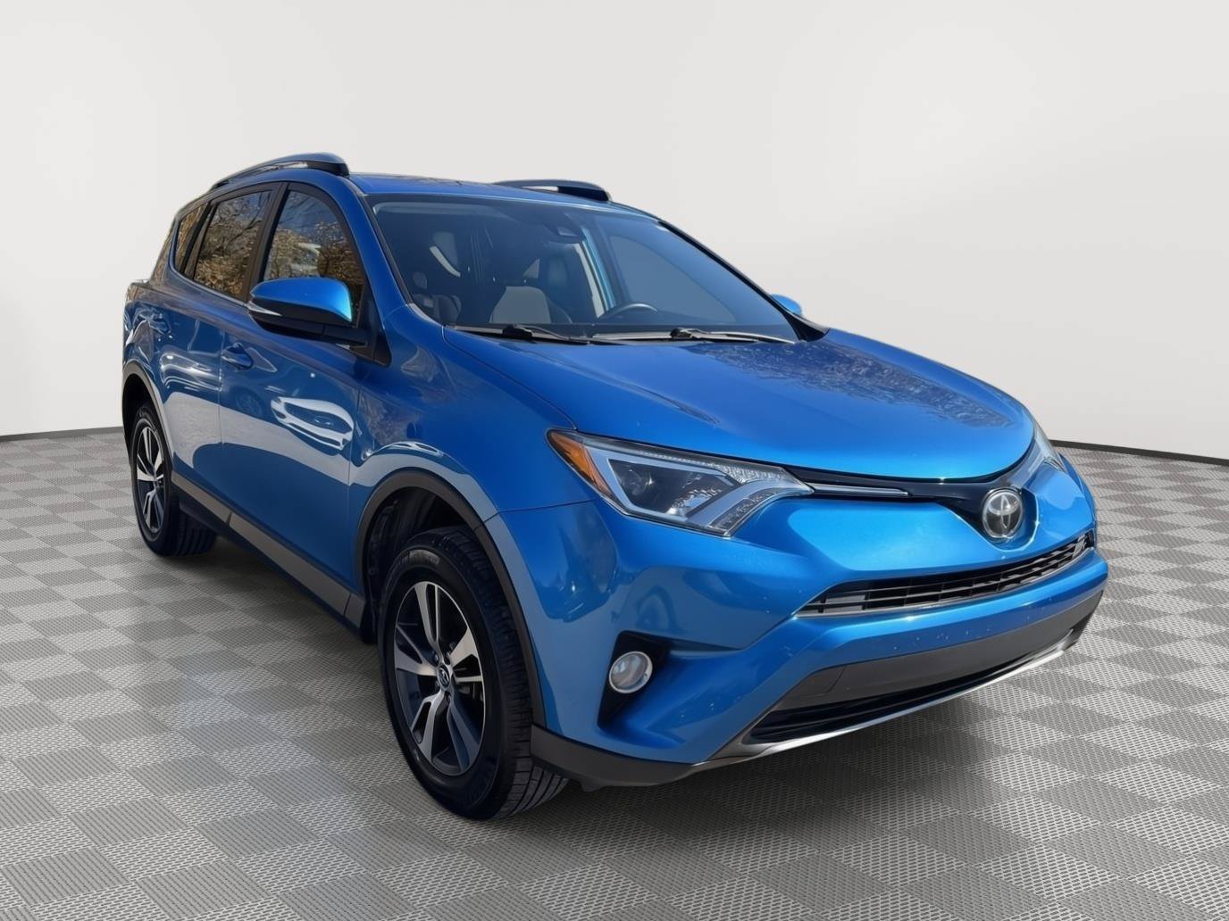 Used 2017 Toyota RAV4 XLE AWD/4WD image 9