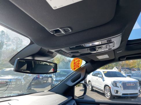 Used 2023 Chevrolet Suburban Z71 w/ Luxury Package image 23