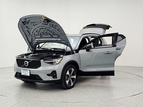 Used 2024 Volvo XC40 B5 Plus w/ Protection Package Premier AWD/4WD image 9