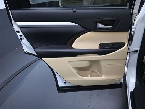 Used 2017 Toyota Highlander XLE image 29