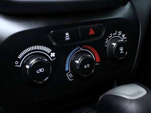 Used 2014 Jeep Cherokee Sport FWD image 15