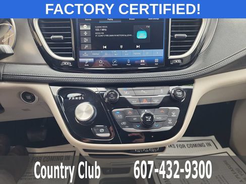 Used 2023 Chrysler Pacifica Touring-L FWD image 13