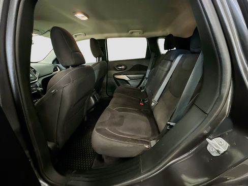 Used 2017 Jeep Cherokee Latitude w/ Cold Weather Group image 28