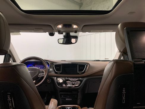 Used 2017 Chrysler Pacifica Limited FWD image 23