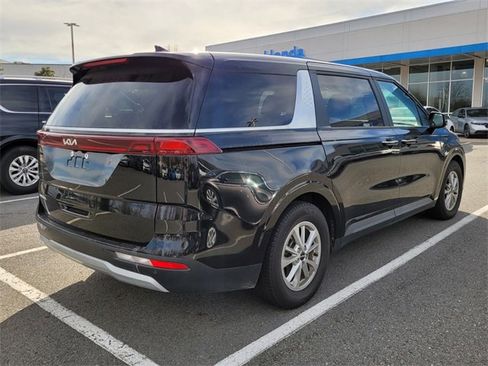 Used 2024 Kia Carnival LX image 7