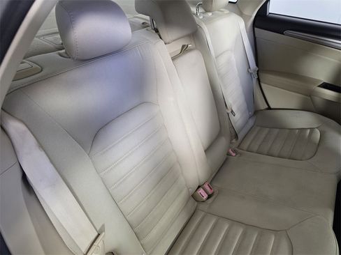 Used 2015 Ford Fusion SE image 29