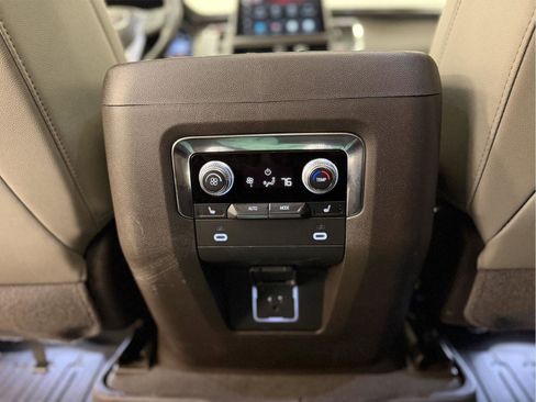 Used 2022 GMC Yukon SLT w/ SLT Luxury Package image 30