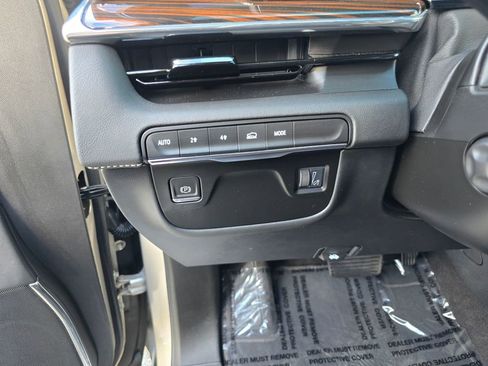 Used 2023 Cadillac Escalade Premium Luxury AWD/4WD image 21