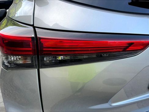 Used 2023 Toyota Highlander L AWD/4WD image 23