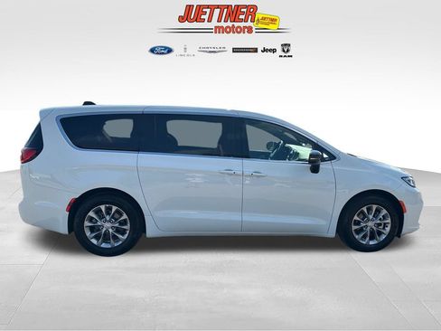 Used 2026 Chrysler Pacifica Limited FWD image 6
