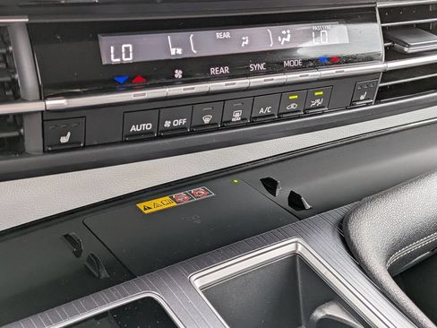 Used 2026 Toyota Sienna XLE FWD image 25