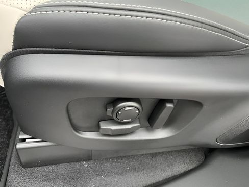 Certified 2025 Land Rover Discovery Dynamic SE image 33