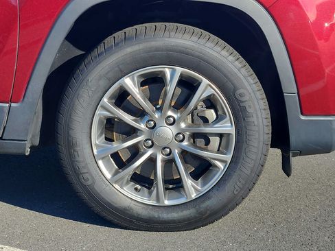 Used 2019 Jeep Cherokee Latitude Plus w/ Cold Weather Group AWD/4WD image 8