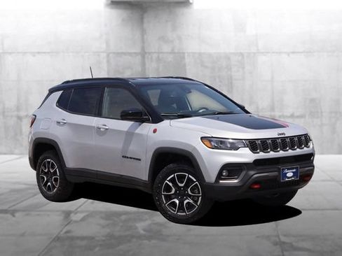 Used 2024 Jeep Compass Trailhawk AWD/4WD image 2