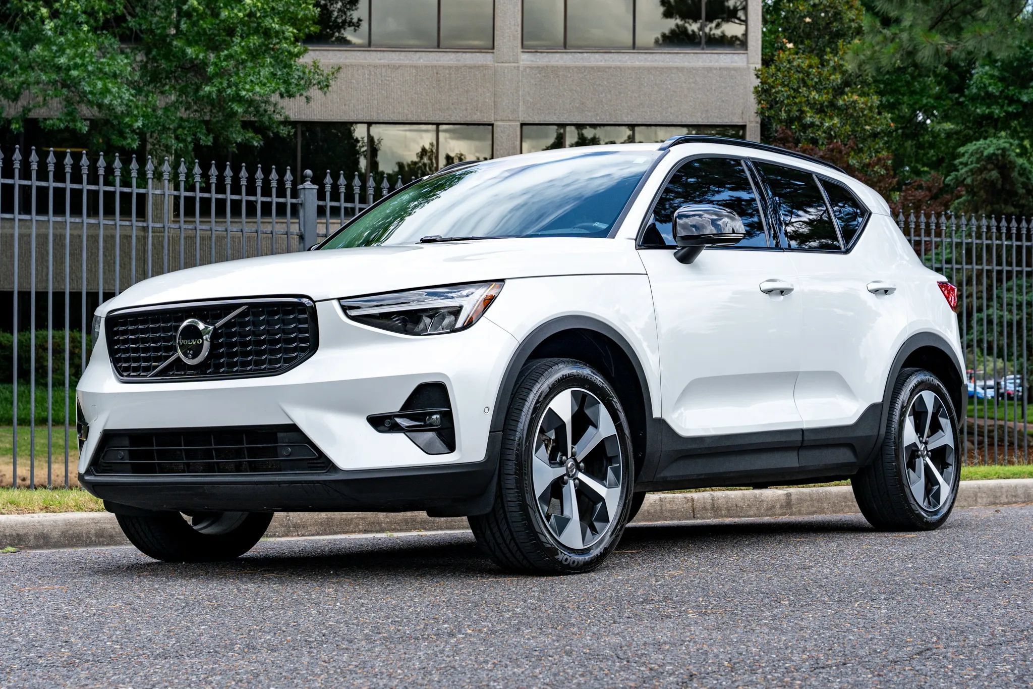 Used 2024 Volvo XC40 B5 Plus AWD/4WD image 1