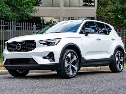 Used 2024 Volvo XC40 B5 Plus AWD/4WD image 1