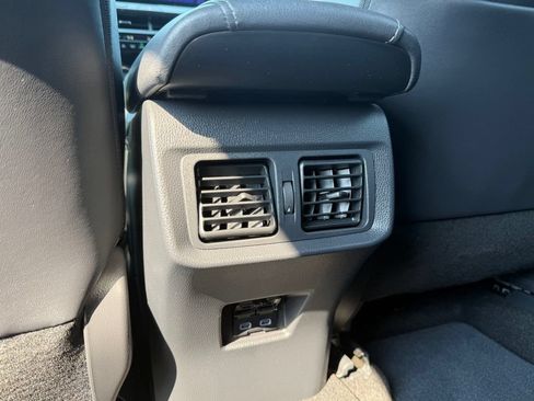 Used 2024 Toyota Venza XLE AWD/4WD image 12