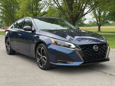 Used 2023 Nissan Altima 2.5 SR FWD image 2