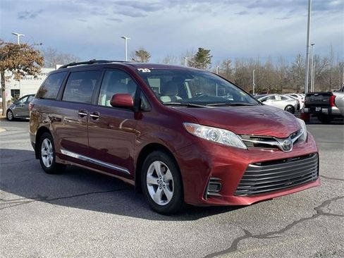 Used 2020 Toyota Sienna LE w/ LE Preferred Package image 7