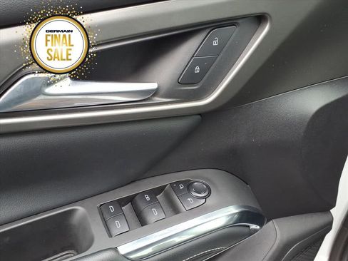 Used 2025 Chevrolet Traverse LT image 11