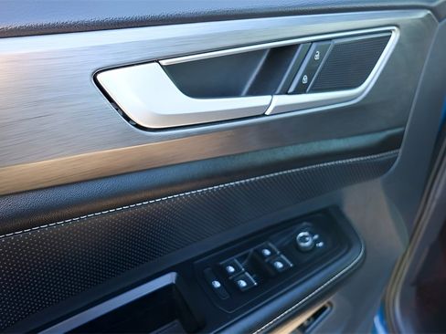 Used 2025 Volkswagen Atlas Cross Sport SE image 18