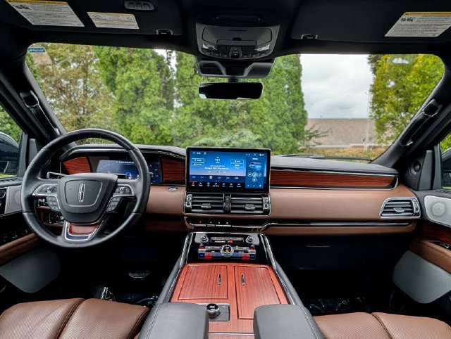 Used 2024 Lincoln Navigator L Reserve AWD/4WD image 12