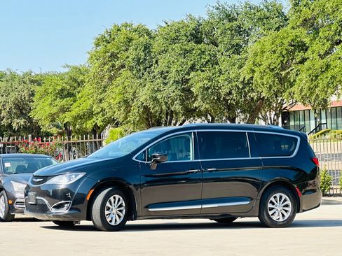 Used 2019 Chrysler Pacifica Touring-L FWD image 5