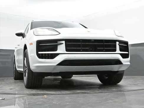 Certified 2025 Porsche Cayenne AWD/4WD image 44