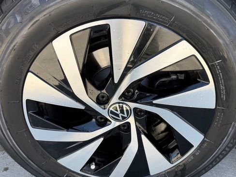 Certified 2025 Volkswagen Tiguan S FWD image 10