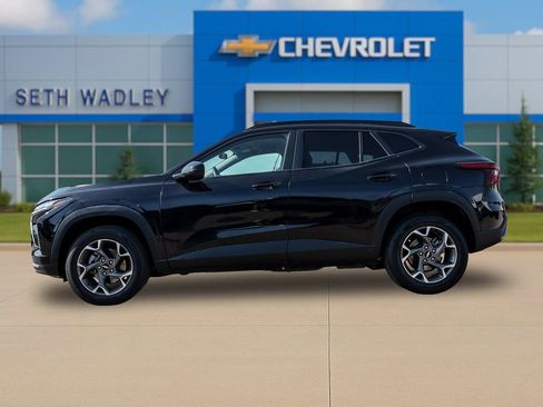 Used 2025 Chevrolet Trax LT FWD image 4