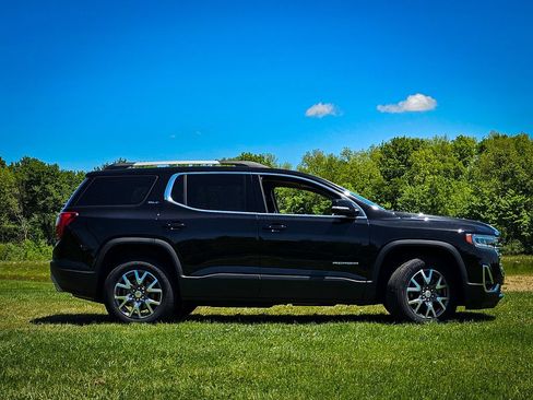 Used 2023 GMC Acadia SLT w/ Technology Package AWD/4WD image 3