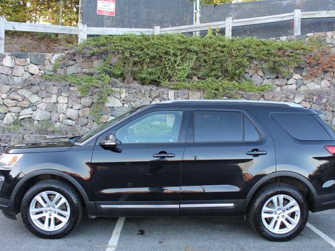 Used 2018 Ford Explorer XLT w/ Equipment Group 202A image 6